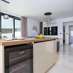 別荘 Mit Beheiztem Pool In Strandnaehe By Interhome クルク