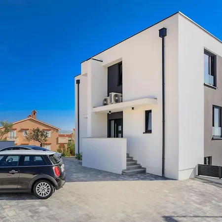 Holiday home Mit Beheiztem Pool In Strandnaehe By Interhome Krk Town