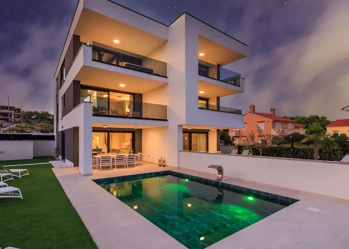 別荘 Mit Beheiztem Pool In Strandnaehe By Interhome *