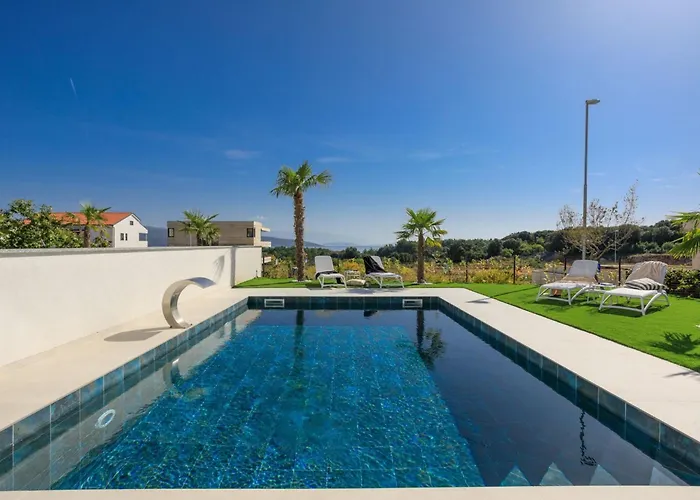 別荘 Mit Beheiztem Pool In Strandnaehe By Interhome