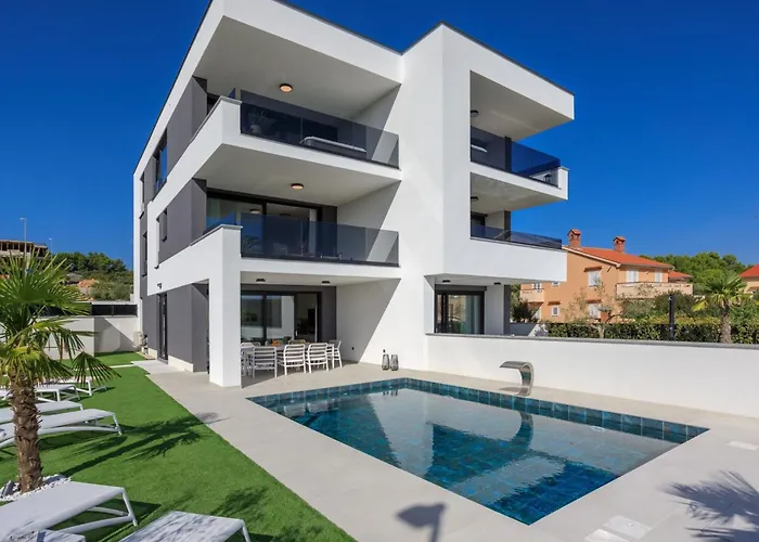 Mit Beheiztem Pool In Strandnaehe By Interhome 別荘