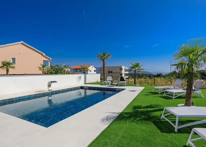 Mit Beheiztem Pool In Strandnaehe By Interhome *