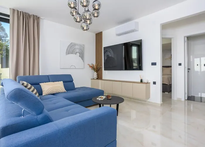 Holiday home Mit Beheiztem Pool In Strandnaehe By Interhome *