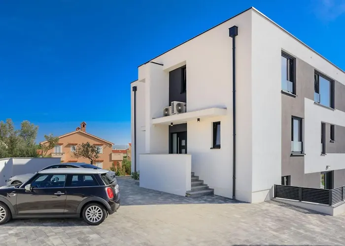 Holiday home Mit Beheiztem Pool In Strandnaehe By Interhome Krk Town