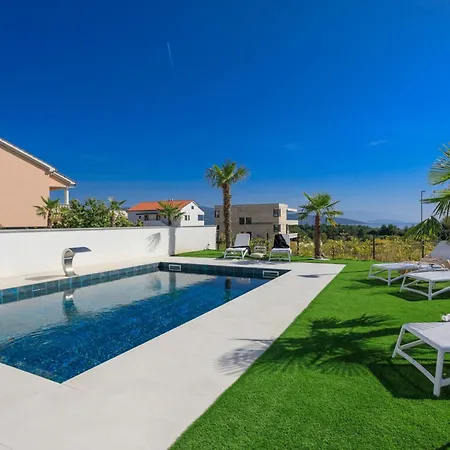 Mit Beheiztem Pool In Strandnaehe By Interhome *