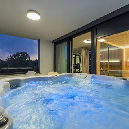 Mit Beheiztem Pool In Strandnaehe By Interhome